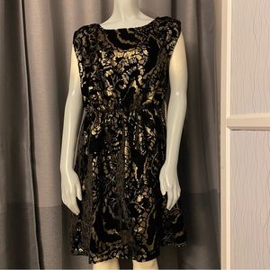 NWT fun and flirty Alice & Olivia black and gold velvet dress. Size M